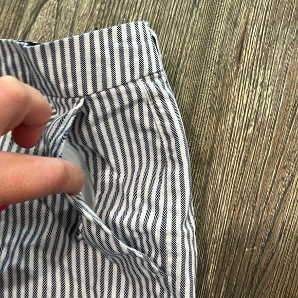 Old Navy Everyday Shorts Mid Rise Flat Front Cotton Striped Blue White Size 12 - Picture 2 of 7